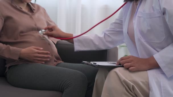 Arts Gebruikt Een Stethoscoop Hartslag Van Het Ongeboren Kind Controleren — Stockvideo