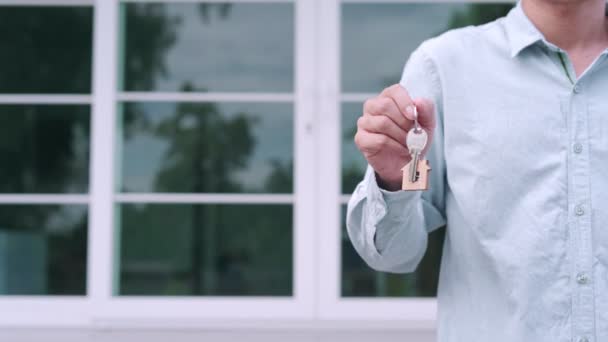 Home Dealer Nabízí Klíč Novému Domovu Majitel Domu Nám Ukazuje — Stock video