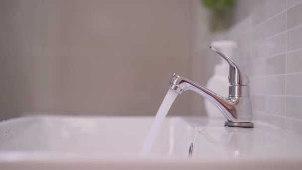 Grifo Baño Con Agua Corriente Sigue Apagando Agua Para Ahorrar — Vídeo de stock