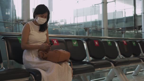 Nowa Normalna Koncepcja Azjatki Noszą Maski Siadają Między Krzesłami Zmniejszyć — Wideo stockowe