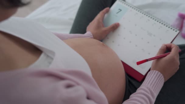 Gravid Kvinna Sätter Sin Prägel Födelsedagen Kejsarsnitt Ett Sätt För — Stockvideo
