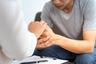 Akıl hastalığı ve fiziksel hastalığı olan erkek hastalar bir doktor veya psikiyatrist ile görüşüyorlar. Zihinsel semptomlar ve depresyon terapisi. Cesaret ve bakım