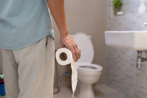 Homens Estão Frente Porta Banheiro Usando Mãos Para Segurar Abdômen — Fotografia de Stock