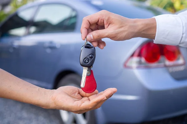 销售代理机构正在销售汽车 并向新车主提供钥匙 销售汽车或租车 — 图库照片