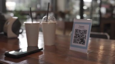 Adam yemek siparişi vermek için QR kodunu tarıyor. Çevrimiçi ödeme, müşteriler için ek bir ödeme yöntemidir. Para ödemek ve virüsü korumak için mobil tarama sistemi çevrimiçi.