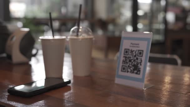 인간은 음식을 주문하기 코드를 스캔하고 있습니다 온라인 결제는 고객을 방법이다 — 비디오