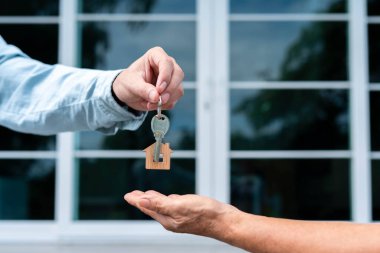 Ev alıcıları ev anahtarlarını alıcılardan alıyor. Evini sat, kirala ve fikir satın al..