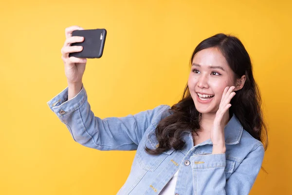 Una Donna Asiatica Allegra Che Una Videochiamata Con Suo Amante — Foto Stock