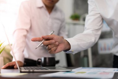 İş adamı ve iş arkadaşı, stratejik düşünme, iş planı veya iş arkadaşının ofisinde problem çözme, çeşitli beyin fırtınası iş konferansı fikirleri.