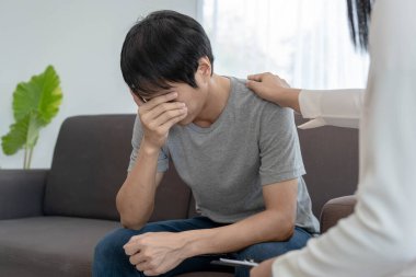 Doktor adamın eli omzuna dokunur. Sıkıntılı ya da psikolojik sorunları olan bir hastayı cesaretlendirir ve tedavi eder. Teşvik kavramı, akıl sağlığı