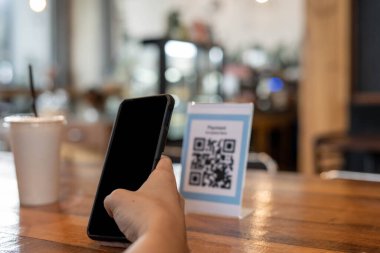 Erkekler, menü seçmek ya da indirim almak için taramak ya da bir kafede yiyecek ve içecek için ödeme yapmak için bir QR kodunu taramak için telefon kullanırlar. Parayı transfer etmek için ya da nakit olmadan internet üzerinden ödeme yapmak için..