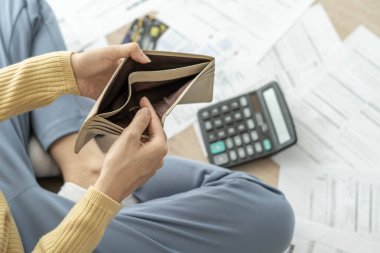 Kadın cüzdanı açıktı ama parası yoktu. Kredi kartı ve borç konsepti faturası