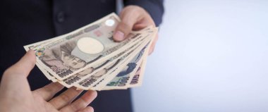 İş adamları ya da banka çalışanları kredi notlarını müşterilere verir. finans, maaş ve yolsuzluk kavramı