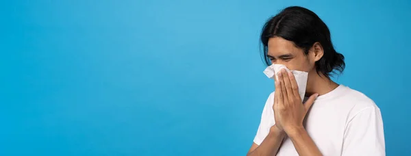 Sick Man Fever Runny Nose Asian Man Sneezes Using Tissue — Stock Photo, Image