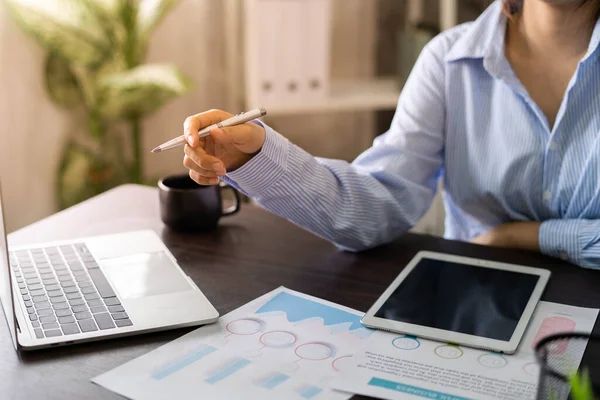 İşadamları mal üretimini planlamak için bilgisayarlarla çalışırlar. İş adamları belgelere ve bilgilere bakar