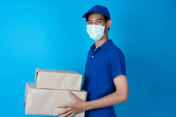 Repartidor Con Uniforme Azul Remitente Lleva Una Máscara Quirúrgica Para —  Fotos de Stock