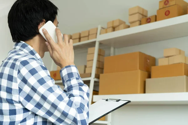 Empresários Asiáticos Aceitam Pedidos Line Pelo Telefone Homens Trabalhando Casa — Fotografia de Stock