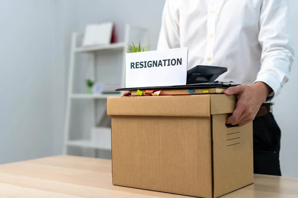 Hombre Negocios Tiene Una Caja Para Artículos Personales Después Enviar —  Fotos de Stock