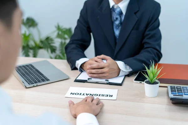 Zakenmensen Sturen Ontslagbrieven Naar Leidinggevenden Managers Informatie Ontslag Vacatures Veranderingen — Stockfoto