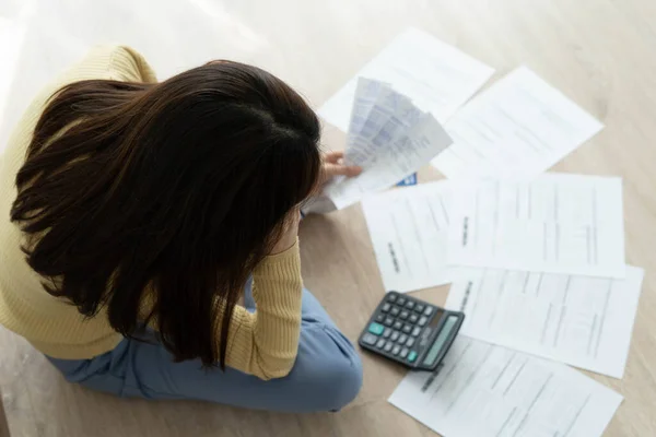 Nők Stresszelnek Sok Hitelkártya Tartozás Számlák Miatt Háziasszonynak Gondjai Vannak — Stock Fotó