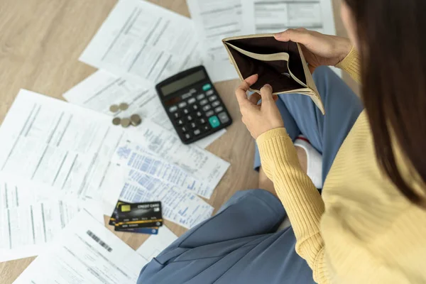 Donna Apre Portafoglio Senza Soldi Progetto Legge Carta Credito Debito — Foto Stock