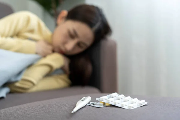 Foco Droga Termómetro Una Joven Asiática Está Enferma Fiebre Tos — Foto de Stock