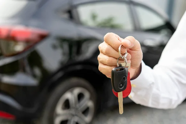 Verkauf Von Autos Autoverkäufen Dealkonzepten Der Händler Übergibt Die Autoschlüssel — Stockfoto