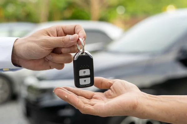 Verkauf Von Autos Autoverkäufen Dealkonzepten Der Händler Übergibt Die Autoschlüssel — Stockfoto