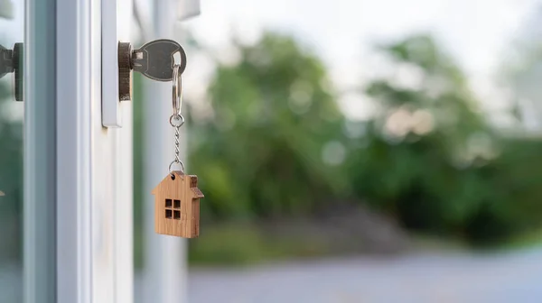 Clé Maison Pour Déverrouiller Une Nouvelle Maison Est Branchée Porte — Photo