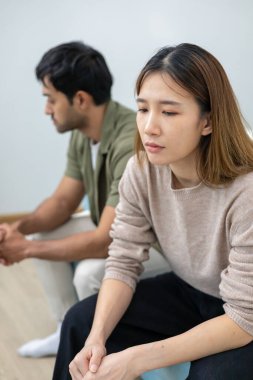 Boşanma. Asyalı çiftler evlendikten sonra çaresiz ve hayal kırıklığına uğrarlar. Karı koca kavgalar yüzünden üzgün, üzgün ve hayal kırıklığına uğramış durumdalar. Güvensizlik, aşk sorunları, ihanetler. Aile sorunu, gençlik aşkı