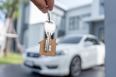 Kira, kiralama ve ev satma. Emlakçı menajeri yeni sahibine gülümsüyor. kira, satış, kredi finans, sigorta, satıcı, dağıtıcı, taksit, satın alma, satma, taşınma