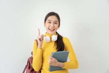 Güzel Asyalı kız öğrenci portresi. Gülümseyen kız mutlu çalışmalar. Üniversite kampüsünde telefon rehberini kullan. Uluslararası Asya Üniversitesi 'nde genç bir bayan. Eğitim, öğrenim, okul, öğrenme, sınav