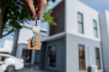 Kira, kiralama ve ev satma. Emlakçı menajeri yeni sahibine gülümsüyor. kira, satış, kredi finans, sigorta, satıcı, dağıtıcı, taksit, satın alma, satma, taşınma