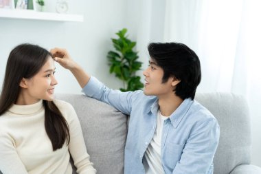 Çiftler gülümser ve mutlu olurlar. Birbirlerine sarılırlar, sarılırlar, sarılırlar, genç aşıklar, evli çiftler, sıcak bir aile. Karı koca yeni yıl arifesinde ya da sevgililer gününde çok eğleniyorlar.