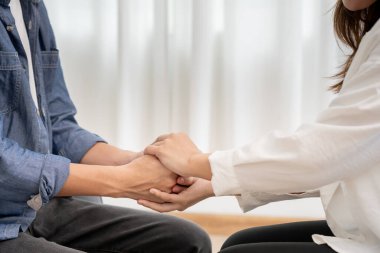 Psikiyatristler aile meselelerini tartışırken el ele tutuşuyorlar. Doktor cesaretlendiriyor ve empati kuran adam depresyona giriyor. Psikolojik, boşanmayı kaydet, el ele, güven, araba