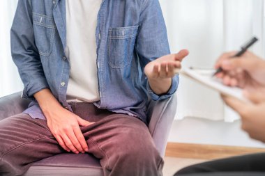 Adam mahrem yerlerin önünde el ele tutuşup rahatsızlık duyuyor ve doktora danışıyor. Zührevi, testis kanseri. Mesane sorunları, ereksiyon bozukluğu, erken boşalma, prostat kanseri.