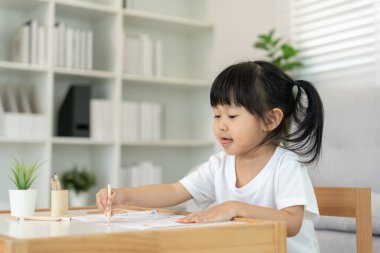 Mutlu Asya çocukları resim yapmayı öğreniyor ve eğleniyor. Aile evde mutlu ve heyecanlı. Anne ve kızı birlikte vakit geçiriyorlar. Tatil, Faaliyet, Yönetici Fonksiyonu, IQ, EQ