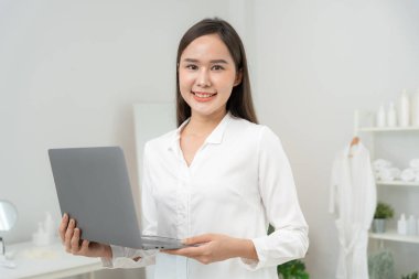 Güzellik Listesi Programı, Güzellik Kliniği, VIP müşterileri spa ve güzellik, Kaplıca ve Güzellik, Yatak ve Sandalyeli Beyaz Oda, Cilt Bakımı, Stil, Sağlık, Güzellik Uzmanı