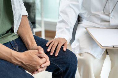 Psikiyatrist dokunuşu hayat ve aile meselelerini tartışırken endişeli hissediyor. Doktor cesaretlendiriyor ve empati kuran adam depresyona giriyor. Psikolojik, boşanmayı kaydet, el ele, güven.