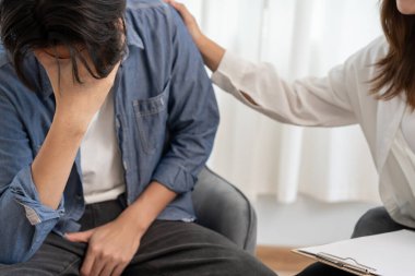 Doktor teşvik etti. Adam mahrem yerlerin önünde el ele tutuşup rahatsızlık duyuyor ve doktora danışıyor. Zührevi, testis kanseri, ereksiyon bozukluğu, erken boşalma, prostat kanseri.