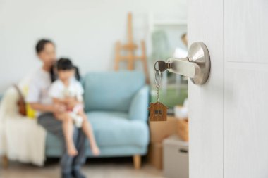 Taşınmak, taşınmak. Kapıyı açtığımda aile gülümsemesi ve yeni bir evde oyun vardı. Odanın içinde kişisel eşyalar ve mobilyalar içeren bir karton kutu vardı. Yeni daireye ya da eve taşınmak.