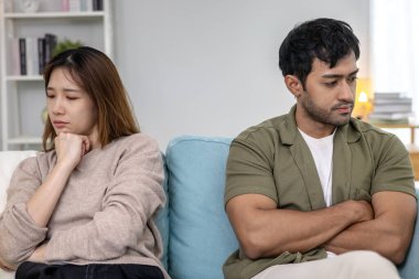 Boşanma. Asyalı çiftler evlendikten sonra çaresiz ve hayal kırıklığına uğrarlar. Karı koca kavgalar yüzünden üzgün, üzgün ve hayal kırıklığına uğramış durumdalar. Güvensizlik, aşk sorunları, ihanetler. Aile sorunu, gençlik aşkı