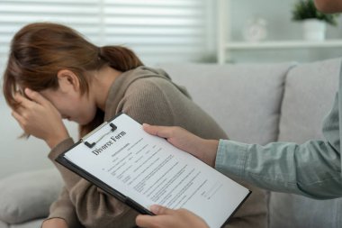 Boşanma. Koca incelemesi ve boşanma formunu göster. Evlilikten sonra çaresiz ve hayal kırıklığına uğramış çiftler. Eş üzgün, üzgün ve kavgalar yüzünden hayal kırıklığına uğramış. güvensizlik, aşk sorunu