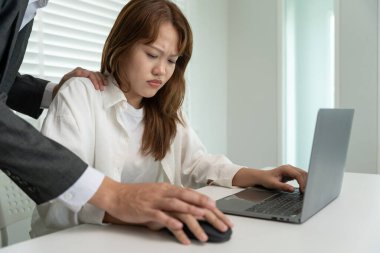 Menajer ya da kıdemli cinsel tacize uğramış el sekreteri. Ofiste cinsel taciz. Tacize uğradığım için gergin ve stresliyim. taciz, saldırı, uygunsuz, ayrımcılık
