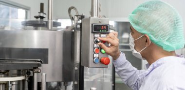 Kalite denetleyicisi, yiyecek veya içecek teknisyeni, müşteriye ürün göndermeden önce durum kontrolü gıda ve içeceklerle ilgili teftiş yapıyor. Üretim lideri makine ve verimliliği yeniden kontrol ediyor.