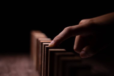 Domino 'yu elleri olan sigorta korur. İş adamı elleri iş krizinde domino taşlarının düşmesini durdurur. işletme risk denetimi ve planlama ve işletmeler sigorta işletmelerini önlemek için stratejiler.