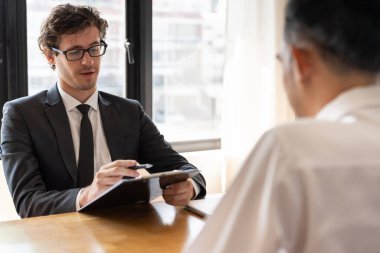 Yöneticiler iş başvurusu belgelerini kabul eder ve iş başvurularını okurlar. Şirket insan bulmak için internetten boş kadro yayınlıyor. İnsan kaynakları, röportajlar, mektuplar, yetkinlik.