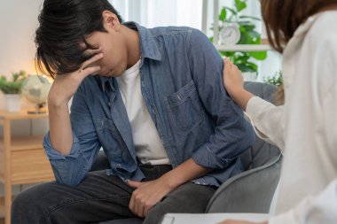 Adam mahrem yerlerin önünde el ele tutuşup rahatsızlık duyuyor ve doktora danışıyor. Zührevi, testis kanseri. Mesane sorunları, ereksiyon bozukluğu, erken boşalma, prostat kremi.