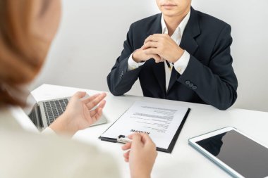 İş kadını başvuru belgelerini açıkla ve uygun pozisyon için devam et. Şirket insan bulmak için internetten boş kadro yayınlıyor. İnsan kaynakları, röportajlar, mektuplar, yetkinlik.