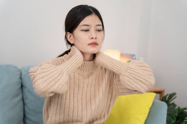 Karpal tünel sendromu ya da bilek eklemi iltihabı olan genç bir kadın. Ofis sendromundan dolayı el kası iltihabı.